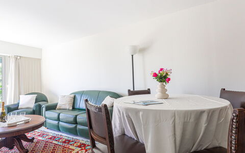 L'Antonia: Tafel, Meubilair, Gebouw, Fabriek, Bankstel, Bloem, Interieur Ontwerp, Huis, Stoel, Tafelkleed