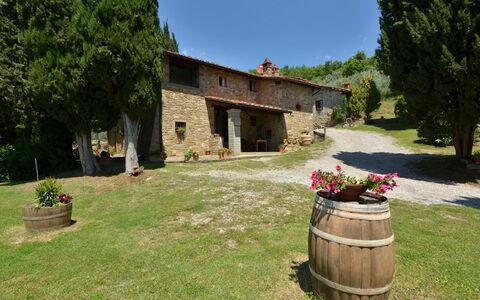 Villa Sette Ponti Levante: Fabriek, Lucht, Gebouw, Bloempot, Venster, Boom, Land Lot, Gras, Huis, Vat