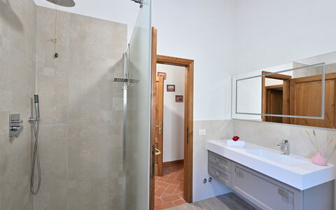 Villa Sette Ponti Levante: Eigendom, Loodgieterswerkinrichting, Gebouw, Cabinetry, Spiegel, Wastafel, Badkamerkast, Badkamer, Kraan