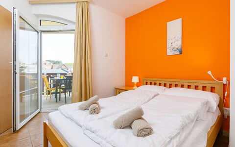 Balatonlelle 101: Meubilair, Eigendom, Comfort, Gebouw, Bed, Bed Frame, Textiel, Hout, Oranje, Interieur Ontwerp