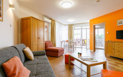 Balatonlelle 101: Meubilair, Tafel, Cabinetry, Hout, Oranje, Interieur Ontwerp, Comfort, Flooring, Verdieping, Gebouw