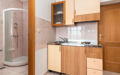 Jerkan 12 111.2: Cabinetry, Countertop, Gebouw, Gootsteen, Wastafel, Hout, Interieur Ontwerp, Keuken, Toestel Van De Keuken, Verdieping