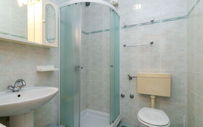 Jerkan 17 111.6: Loodgieterswerkinrichting, Eigendom, Wastafel, Wit, Groen, Blauw, Wc Bril, Purper, Badkamer, Kraan