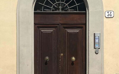 Atelier la Scala: Eigendom, Deur, Hout, Architectuur, Gebouw, Home Deur, Venster, Huis