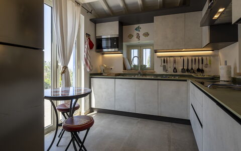 Villa Acquaro, Santa Caterina Dello Ionio, Pool, A: Keuken, Toestel Van De Keuken, Interieur Ontwerp, Countertop, Flooring, Meubilair, Major Appliance, Huishoudapparatuur, Verlichting, Huis