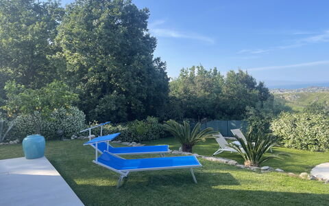 Villa Acquaro, Santa Caterina Dello Ionio, Pool, A: Blauw, Zwembad, Struik, Tuin, Schaduw, Buitenmeubels, Landscaping, Gazon, Toevlucht