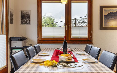 Pavillons a: Tafel, Meubilair, Eigendom, Fotolijst, Tableware, Venster, Voedsel, Hout, Textiel, Interieur Ontwerp