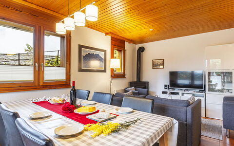 Pavillons a: Meubilair, Tafel, Eigendom, Venster, Interieur Ontwerp, Hout, Fotolijst, Verdieping, Stoel, Tafelkleed