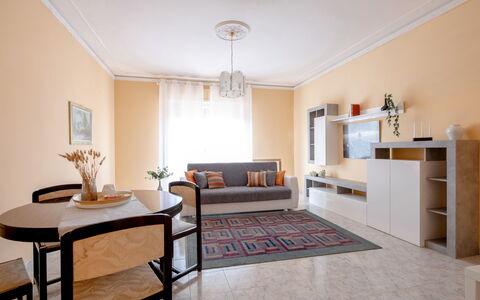 Maison Loreto: Meubilair, Kamerplant, Fotolijst, Venster, Hout, Tafel, Interieur Ontwerp, Woonkamer, Verdieping, Flooring