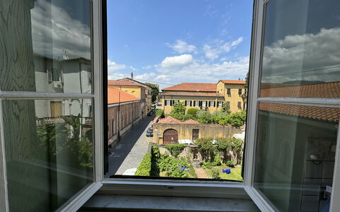 Piazza S. Romano: Wolk, Lucht, Eigendom, Gebouw, Interieur Ontwerp, Architectuur, Schaduw, Materiële Goederen, Onroerend Goed