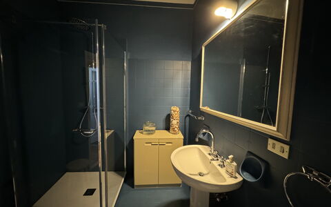 Piazza S. Romano: Spiegel, Kraan, Wastafel, Loodgieterswerkinrichting, Wastafel In De Badkamer, Badkamer, Verdieping, Loodgieter, Gebouw, Flooring