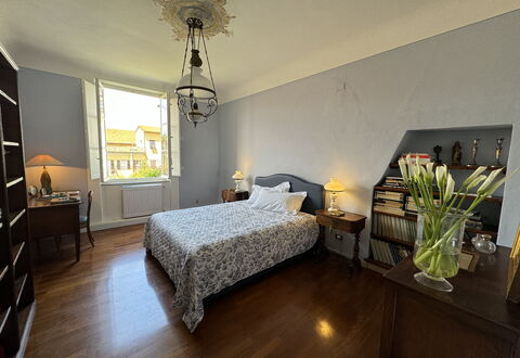 Piazza S. Romano: Meubilair, Fabriek, Venster, Comfort, Tafel, Gebouw, Hout, Interieur Ontwerp, Kamerplant, Schaduw