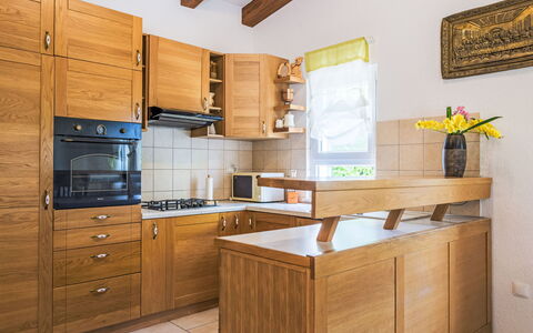 Vila Milančić: Cabinetry, Countertop, Eigendom, Meubilair, Gebouw, Lade, Fotolijst, Hout, Toestel Van De Keuken, Keuken