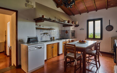Villa Conte Jacopo: Cabinetry, Meubilair, Countertop, Gebouw, Keuken, Toestel Van De Keuken, Hout, Tafel, Fornuis, Verlichting