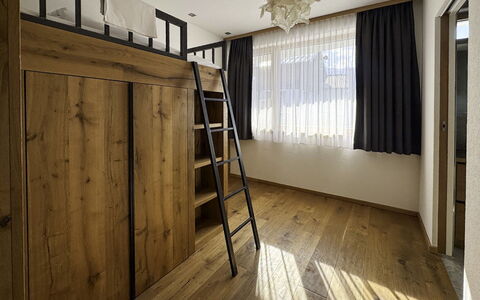 Skyline Retreat: Flooring, Interieur Ontwerp, Meubilair, Verdieping, Hout, Houten Vloer, Plafond, Slaapkamer, Bed, Kamer