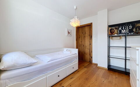 Skyline Retreat: Meubilair, Bed, Interieur Ontwerp, Slaapkamer, Muur, Verdieping, Flooring, Hout, Kamer, Plafond