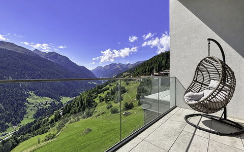 Skyline Retreat: Bergketen, Stoel, Balkon, Houten Vloer, Ridge, Alpen, Eco Hotel, Penthouse, Woonkamer