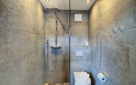 Skyline Retreat: Muur, Flooring, Loodgieterswerkinrichting, Verdieping, Douchekop, Badkamer, Loodgieter, Plafond, Douche, Tegel
