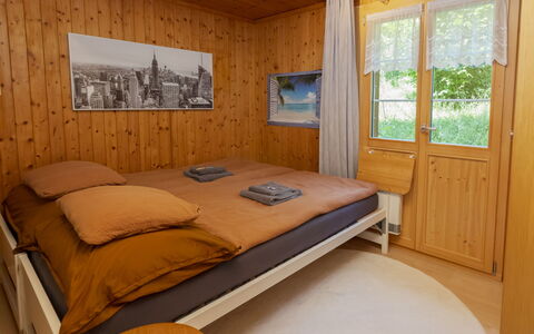 Chalet Anita: Slaapkamer, Hout, Interieur Ontwerp, Bed, Verdieping, Flooring, Meubilair, Laken, Kamer, Bedding