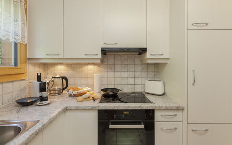 Chalet Anita: Keuken, Countertop, Toestel Van De Keuken, Cabinetry, Major Appliance, Interieur Ontwerp, Meubilair, Hout, Gootsteen, Flooring