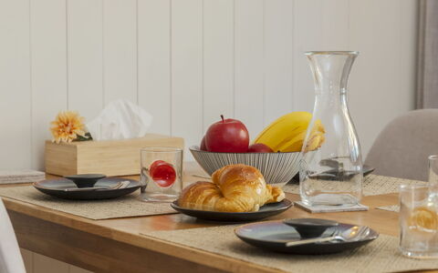 Chalet Anita: Voedsel, Tableware, Meubilair, Tafel, Serveware, Fruit, Ingrediënt, Dishware, Bord