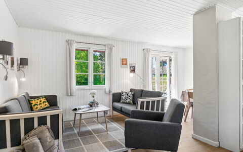 Gubbe - 300M from the Sea: Hout, Dak, Architectuur, Huis, Huis, Verblijf, Siding, Hardwood, Helling, Landgoed