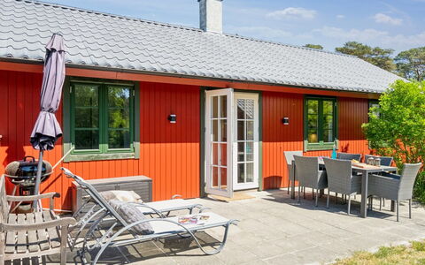 Gubbe - 300M from the Sea: Hout, Dak, Architectuur, Huis, Huis, Verblijf, Siding, Hardwood, Helling, Landgoed