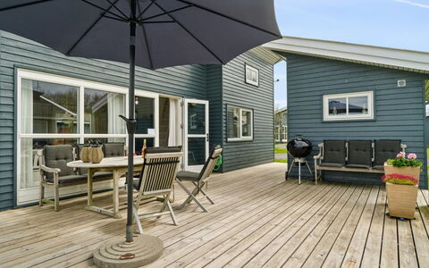 Melin - 2.8Km from the Sea: Hout, Dak, Architectuur, Huis, Huis, Verblijf, Siding, Hardwood, Helling, Landgoed