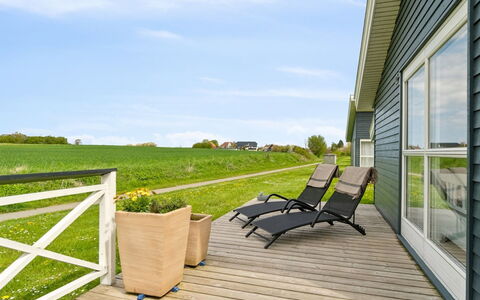 Melin - 2.8Km from the Sea: Hout, Dak, Architectuur, Huis, Huis, Verblijf, Siding, Hardwood, Helling, Landgoed