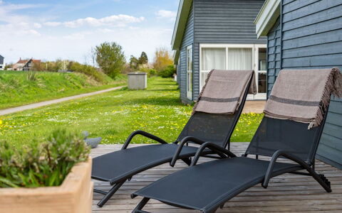 Melin - 2.8Km from the Sea: Hout, Dak, Architectuur, Huis, Huis, Verblijf, Siding, Hardwood, Helling, Landgoed