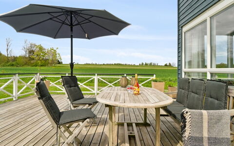 Melin - 2.8Km from the Sea: Hout, Dak, Architectuur, Huis, Huis, Verblijf, Siding, Hardwood, Helling, Landgoed