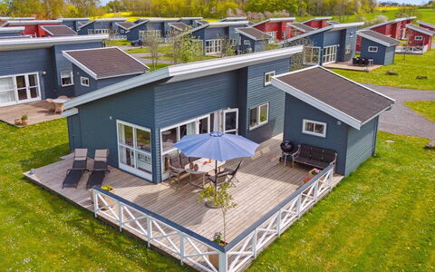 Melin - 2.8Km from the Sea: Hout, Dak, Architectuur, Huis, Huis, Verblijf, Siding, Hardwood, Helling, Landgoed