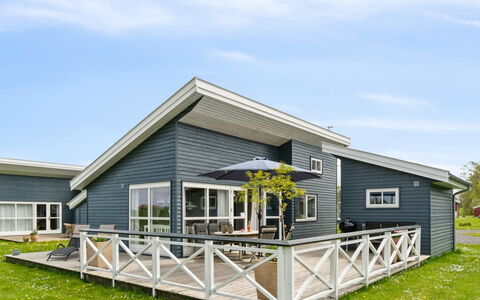 Melin - 2.8Km from the Sea: Hout, Dak, Architectuur, Huis, Huis, Verblijf, Siding, Hardwood, Helling, Landgoed