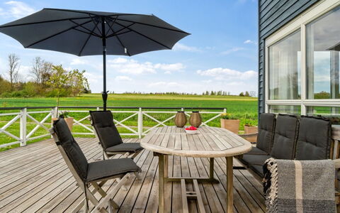Melin - 2.8Km from the Sea: Hout, Dak, Architectuur, Huis, Huis, Verblijf, Siding, Hardwood, Helling, Landgoed