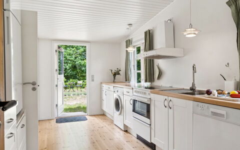 Heidl - 1.3Km to the Fjord: Flooring, Hout, Keuken, Verdieping, Interieur Ontwerp, Countertop, Meubilair, Houten Vloer, Toestel Van De Keuken, Plafond