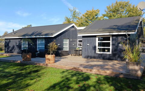 Binta - 800M from the Sea: Hout, Dak, Architectuur, Huis, Huis, Verblijf, Siding, Hardwood, Helling, Landgoed