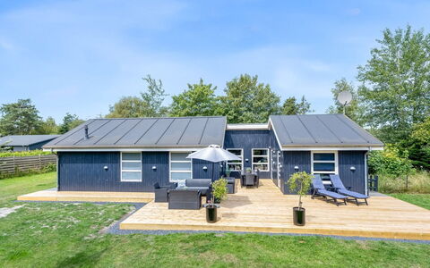 Binta - 800M from the Sea: Hout, Dak, Architectuur, Huis, Huis, Verblijf, Siding, Hardwood, Helling, Landgoed