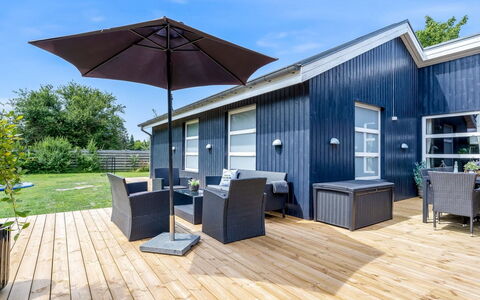Binta - 800M from the Sea: Hout, Dak, Architectuur, Huis, Huis, Verblijf, Siding, Hardwood, Helling, Landgoed