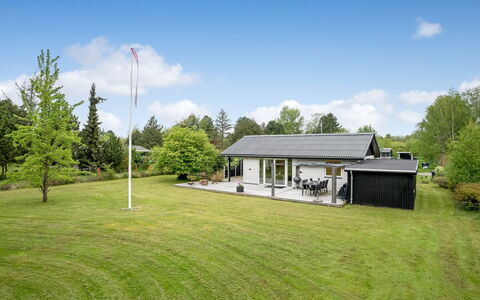 Ginie - 600M from the Sea: Dak, Huis, Huis, Verblijf, Deur, Siding, Dek, Veranda, Plank, Hardwood