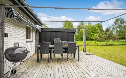 Ginie - 600M from the Sea: Dak, Huis, Huis, Verblijf, Deur, Siding, Dek, Veranda, Plank, Hardwood