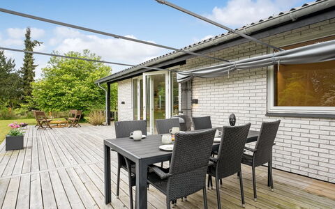 Ginie - 600M from the Sea: Dak, Huis, Huis, Verblijf, Deur, Siding, Dek, Veranda, Plank, Hardwood