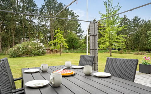 Ginie - 600M from the Sea: Dak, Huis, Huis, Verblijf, Deur, Siding, Dek, Veranda, Plank, Hardwood