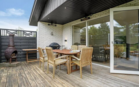 Ginie - 600M from the Sea: Dak, Huis, Huis, Verblijf, Deur, Siding, Dek, Veranda, Plank, Hardwood