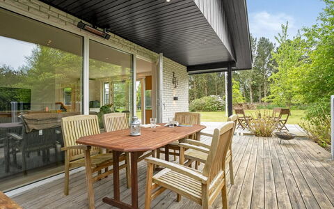 Ginie - 600M from the Sea: Dak, Huis, Huis, Verblijf, Deur, Siding, Dek, Veranda, Plank, Hardwood