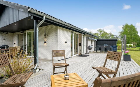Ginie - 600M from the Sea: Dak, Huis, Huis, Verblijf, Deur, Siding, Dek, Veranda, Plank, Hardwood