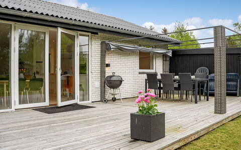 Ginie - 600M from the Sea: Dak, Huis, Huis, Verblijf, Deur, Siding, Dek, Veranda, Plank, Hardwood