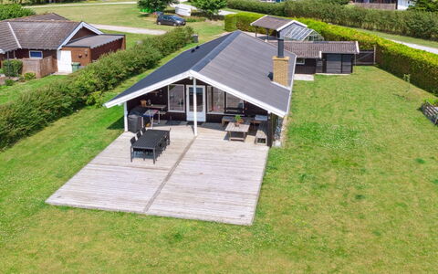 Guthmund - 400M from the Sea: Meubilair, Interieur Ontwerp, Flooring, Verdieping, Plafond, Kamer, Stoel, Tafel, Appartement, Keuken En Eettafel