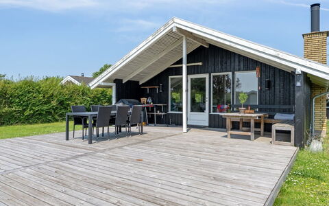 Guthmund - 400M from the Sea: Meubilair, Interieur Ontwerp, Flooring, Verdieping, Plafond, Kamer, Stoel, Tafel, Appartement, Keuken En Eettafel