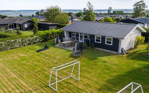 Gudrun - 250M from the Sea: Meubilair, Interieur Ontwerp, Flooring, Verdieping, Plafond, Kamer, Stoel, Tafel, Appartement, Keuken En Eettafel