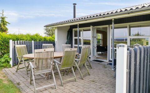 Gudrun - 250M from the Sea: Meubilair, Interieur Ontwerp, Flooring, Verdieping, Plafond, Kamer, Stoel, Tafel, Appartement, Keuken En Eettafel